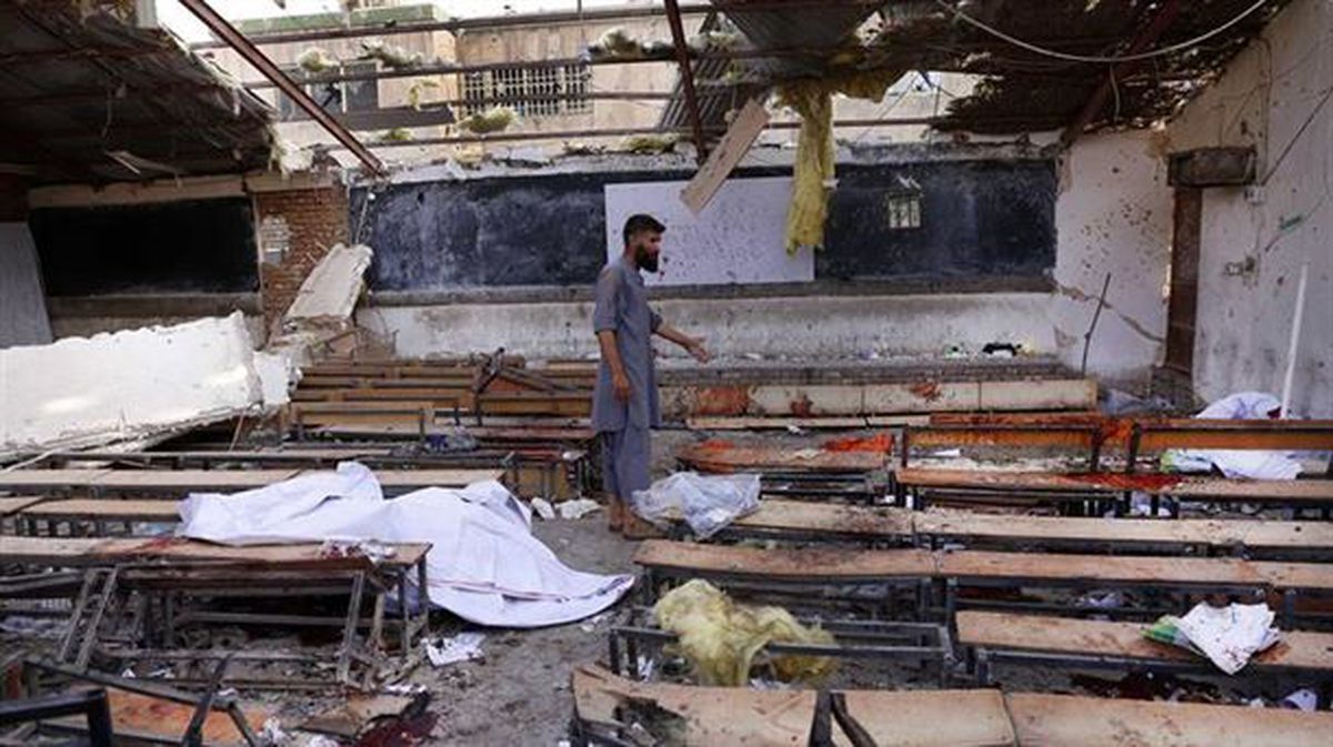 Un hombre inspecciona el lugar en el que se ha producido el atentado. Foto: EFE. 