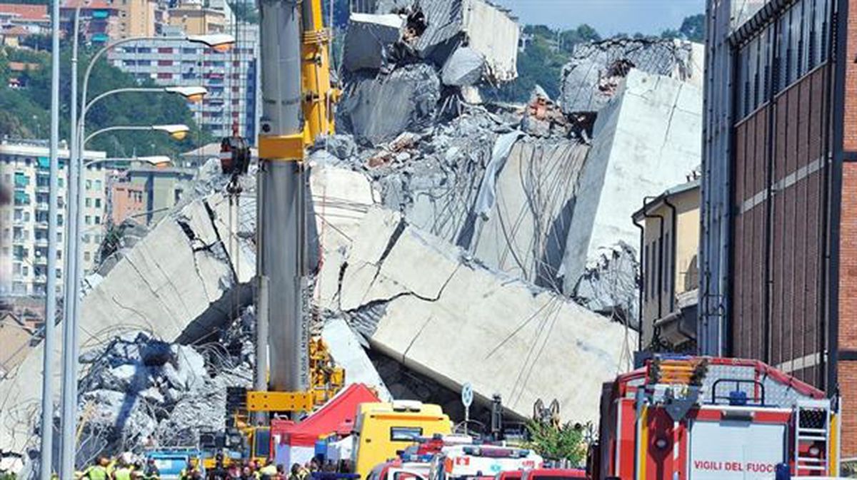 Sigue la búsqueda de desaparecidos entre los escombros del puente de Génova