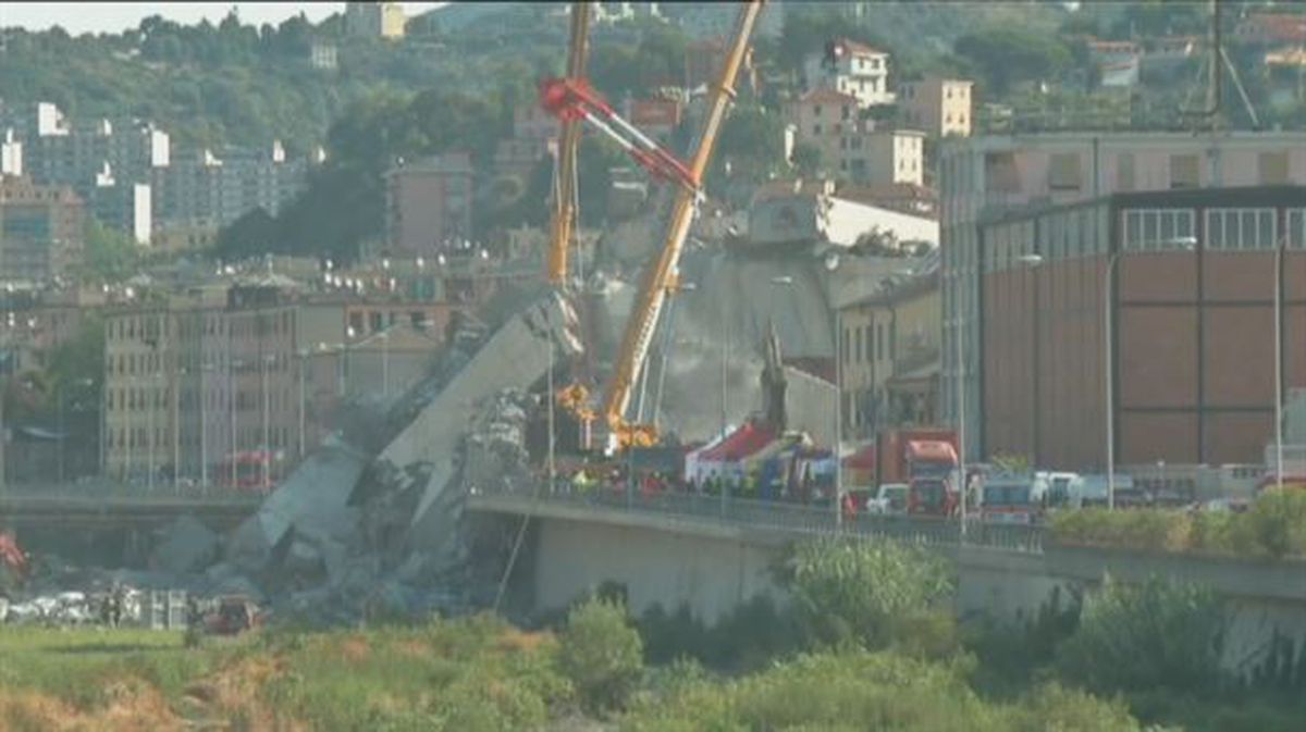 Vista de los restos del puente Morandi, en Génova. EFE