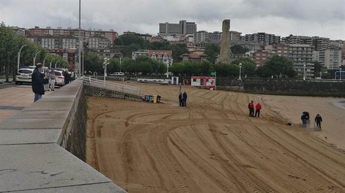 La plata de Las Arenas, con miembros de la Ertzaintza y Cruz Roja