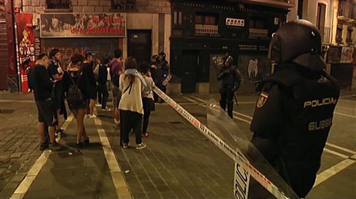 Policías retiran la pancarta del Palacio. Foto: MaravillasGTX
