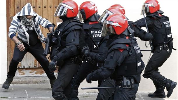 Imagen del desalojo de este viernes. Foto: EFE.