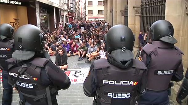 Sentada contra el desalojo, ante la mirada de la Policía. Foto: EiTB.