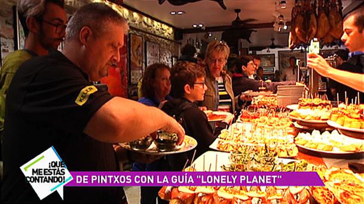 Imagen de archivo de una barra llena de pinchos, en un bar de San Sebastián. Foto: EiTB. 