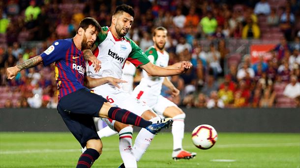 Maripán pelea un balón con Messi, autor de dos goles / EFE.
