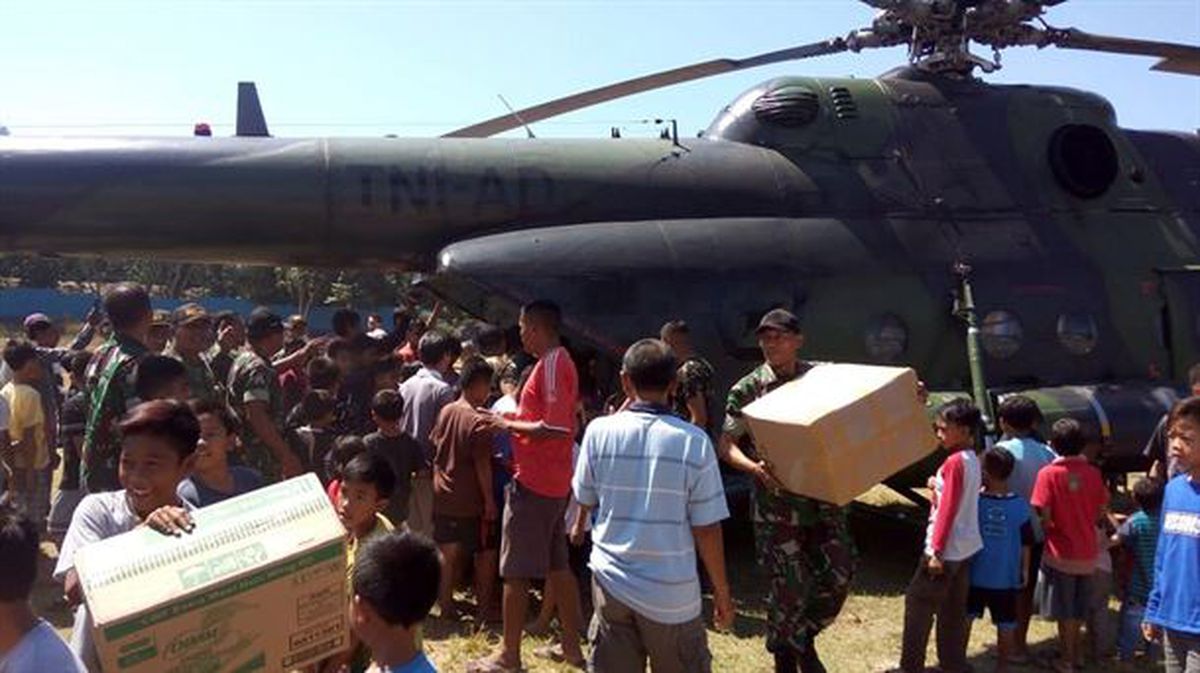 Soldados descargan ayuda humanitaria en Lombok / EFE.