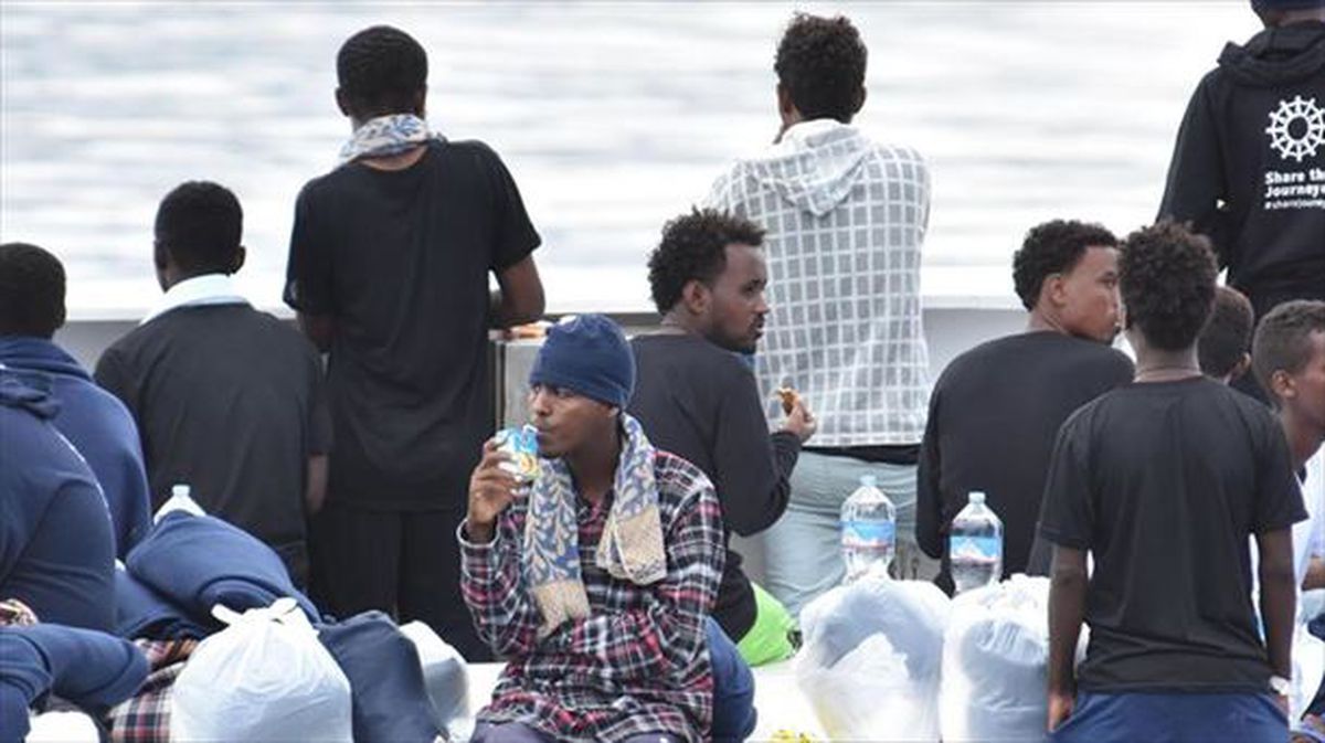 Imagen de varios de los 177 migrantes a bordo del barco militar italiano. Foto: EFE