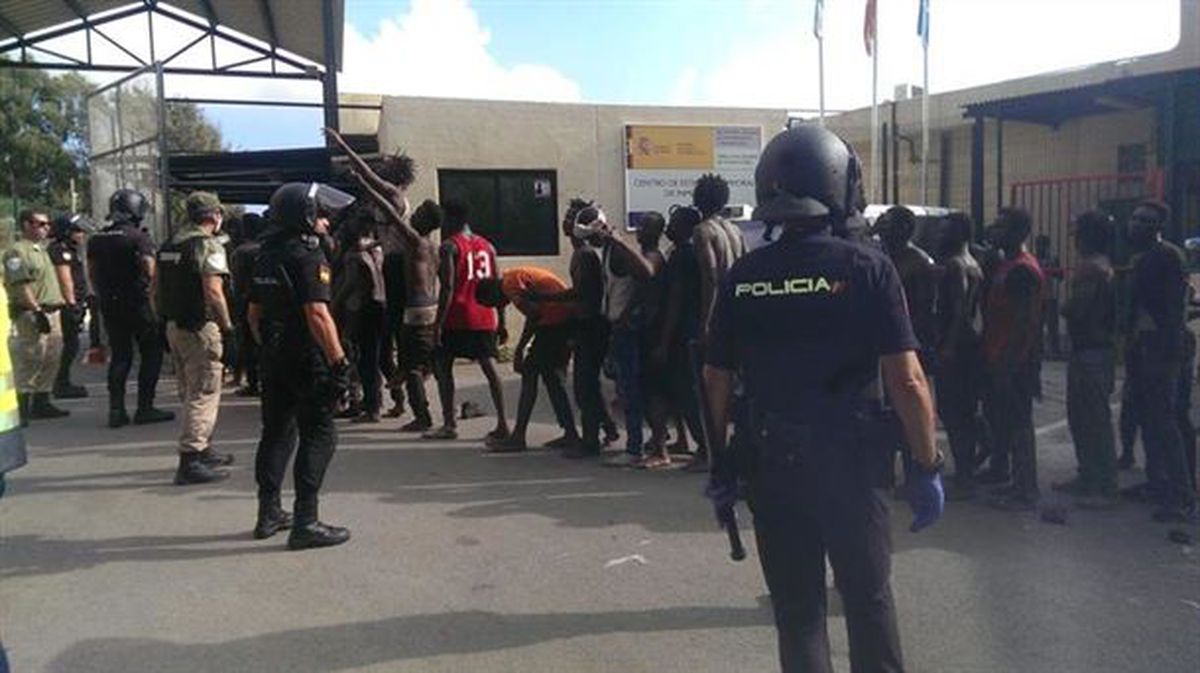 Más de 100 migrantes saltan la valla fronteriza de Ceuta