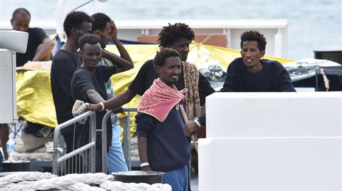 En el barco, tras la decisión, quedan aún 148 personas. Foto: EFE. 