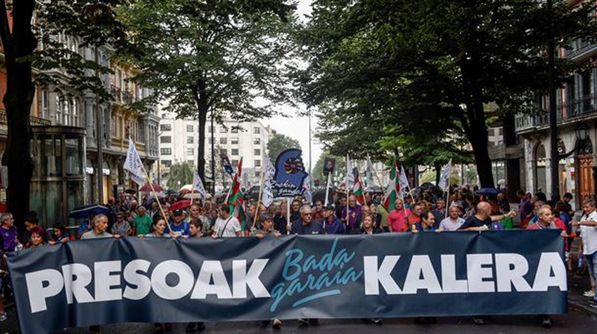 Los manifestantes han recorrido las calles bajo el lema "Bada garaia, Presoak kalera".