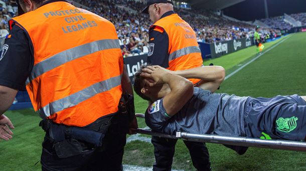 Diego Llorente retirado en camilla del césped de Butarque. Foto: EFE