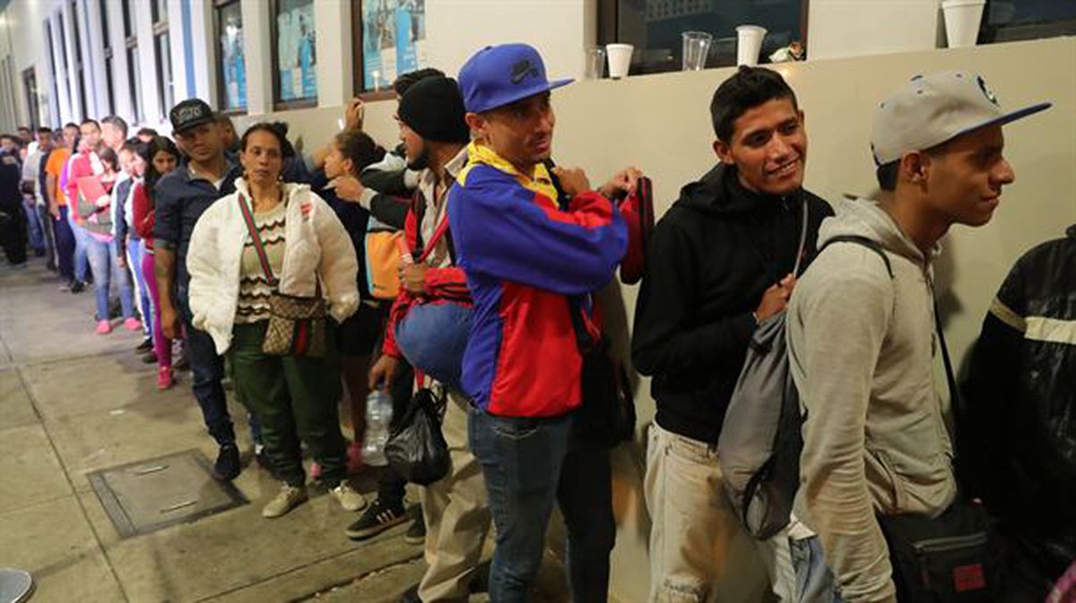 Milaka venezuelar Perun sartu dira, pasaportea eskatu baino lehen. Irudia: EFE
