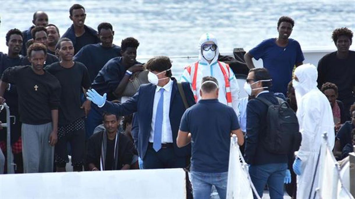 El fiscal de Agrigento, Luigi Patronaggio, con los migrantes del "Diciotti". Foto: EFE