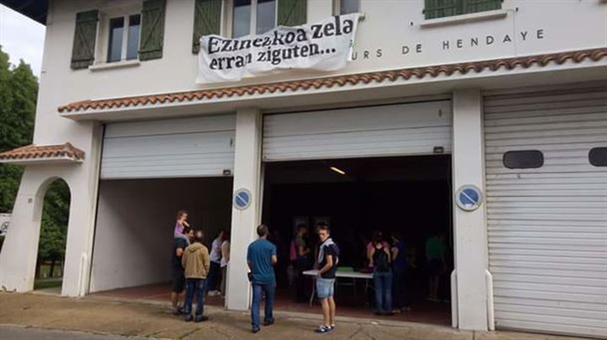 Los jóvenes han ocupado el antiguo edificio de los bomberos en Hendaia. Imagen: @sasikogaztetxea