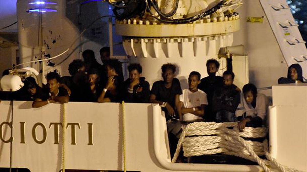 Los 134 migrantes del barco 'Diciotti' han desembarcado en el puerto siciliano de Catania. EFE