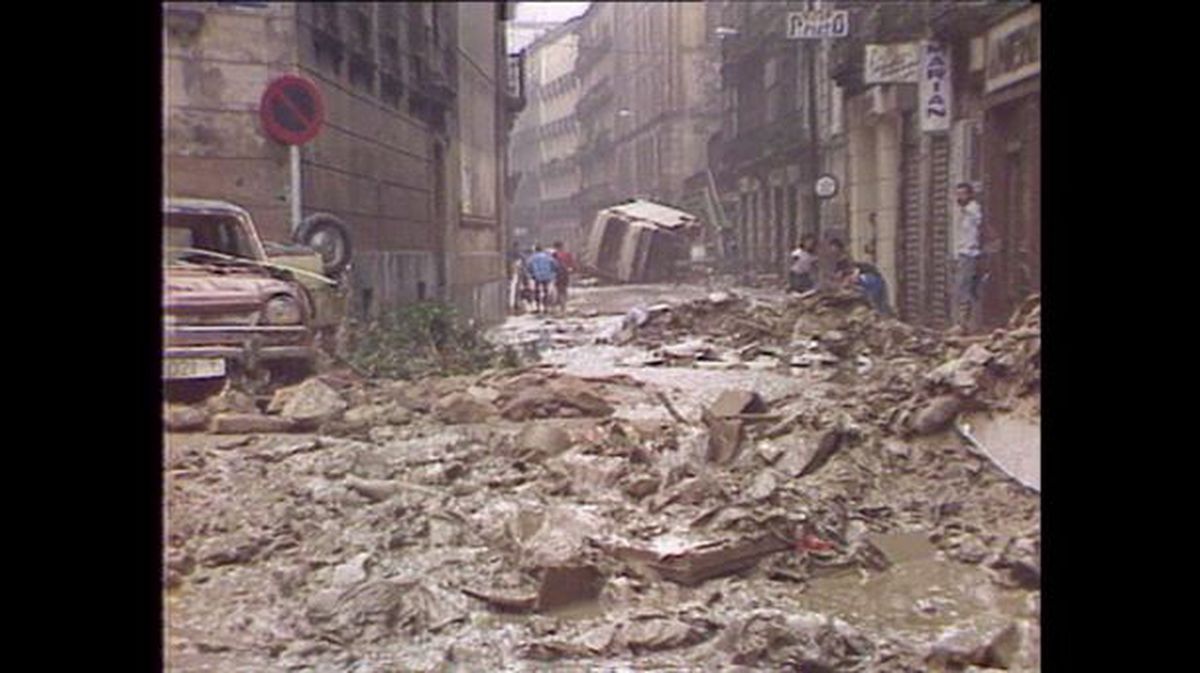 Daños causados en los edificios cercanos al Ibaizabal. Foto: 1983 Euskadi inundada.