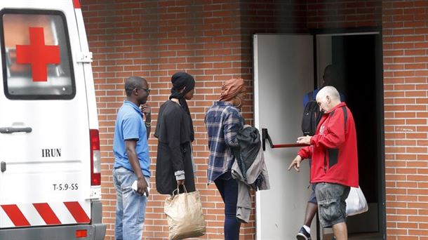 Migrantes en el centro de Irun. Foto: Efe