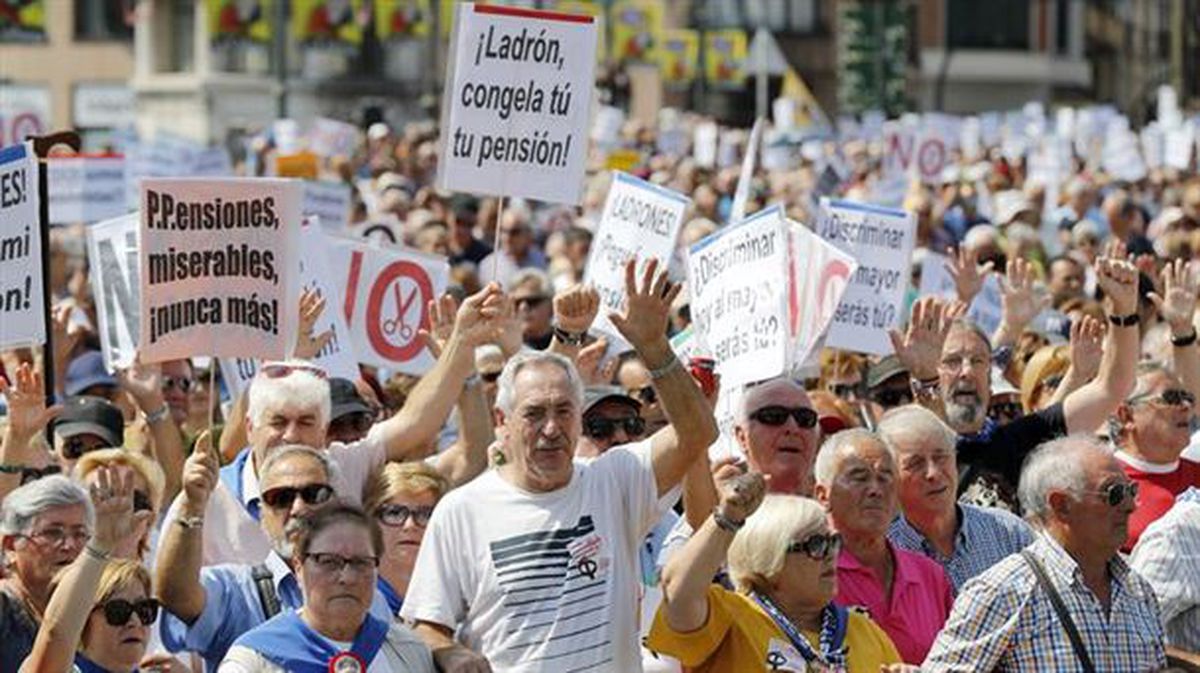 Cientos de pensionistas han vuelto a concentrarse en Bilbao para pedir unas pensiones dignas. EFE
