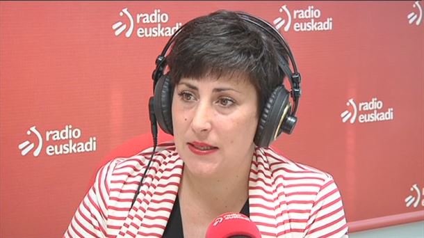 María Solana en los estudios de Radio Euskadi en Pamplona.