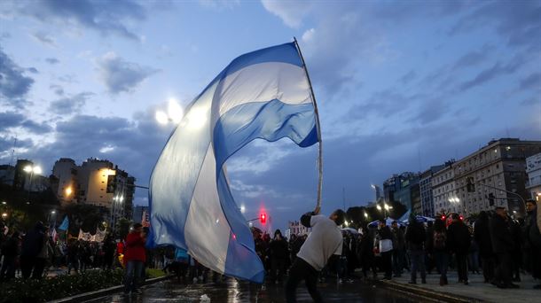 Docentes y universitarios argentinos salen a protestar contra los recortes. Foto: EFE