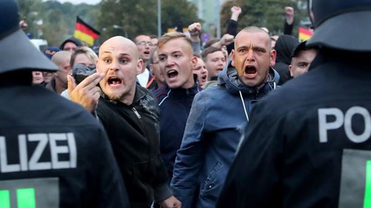 Chemnitz hiriko erdialdea hartu dute milaka manifestariek. Argazkia: EFE