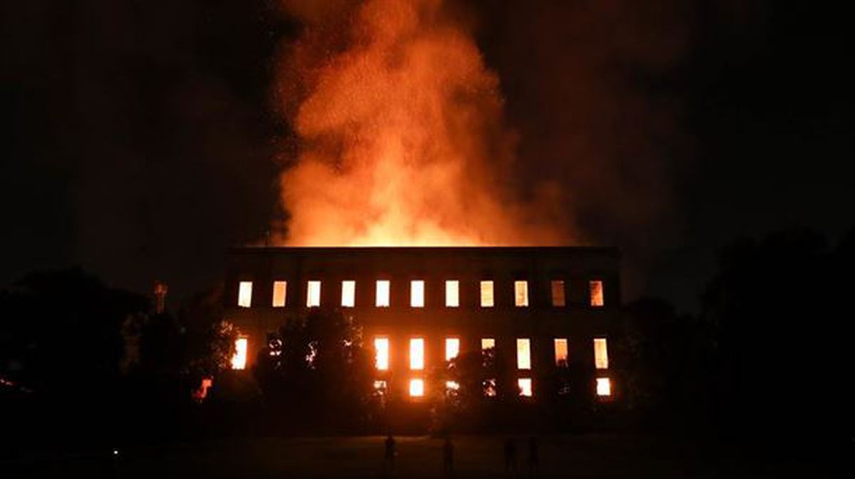 El Museo Nacional de Río de Janeiro en llamas. Foto: EFE