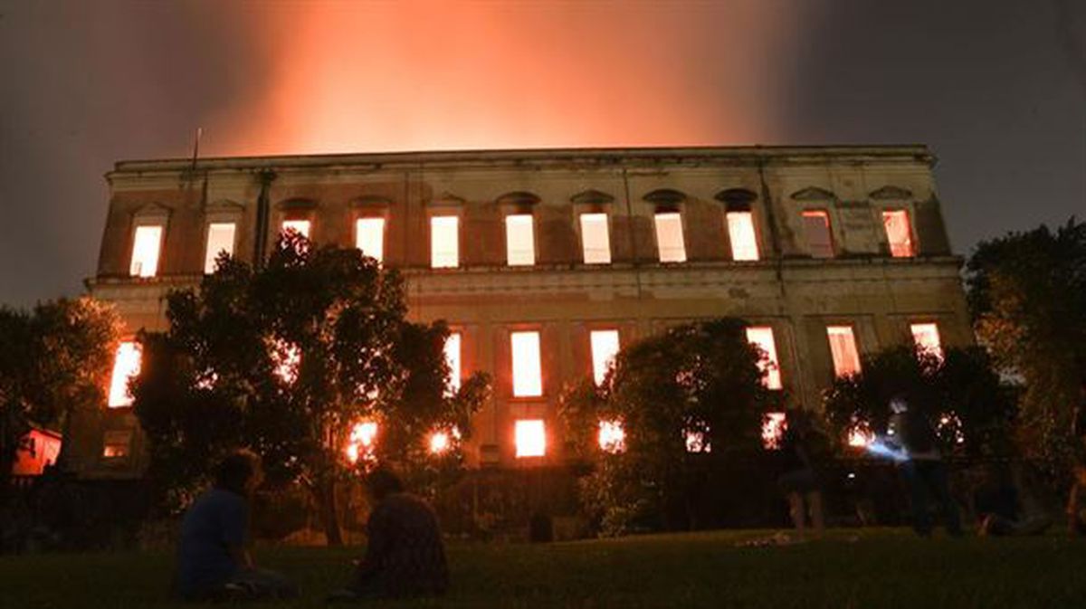 El Museo Nacional de Río de Janeiro en llamas. Foto: EFE