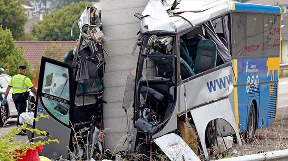 Autobusak zutabe baten aurka talka egin du. Argazkia. EFE