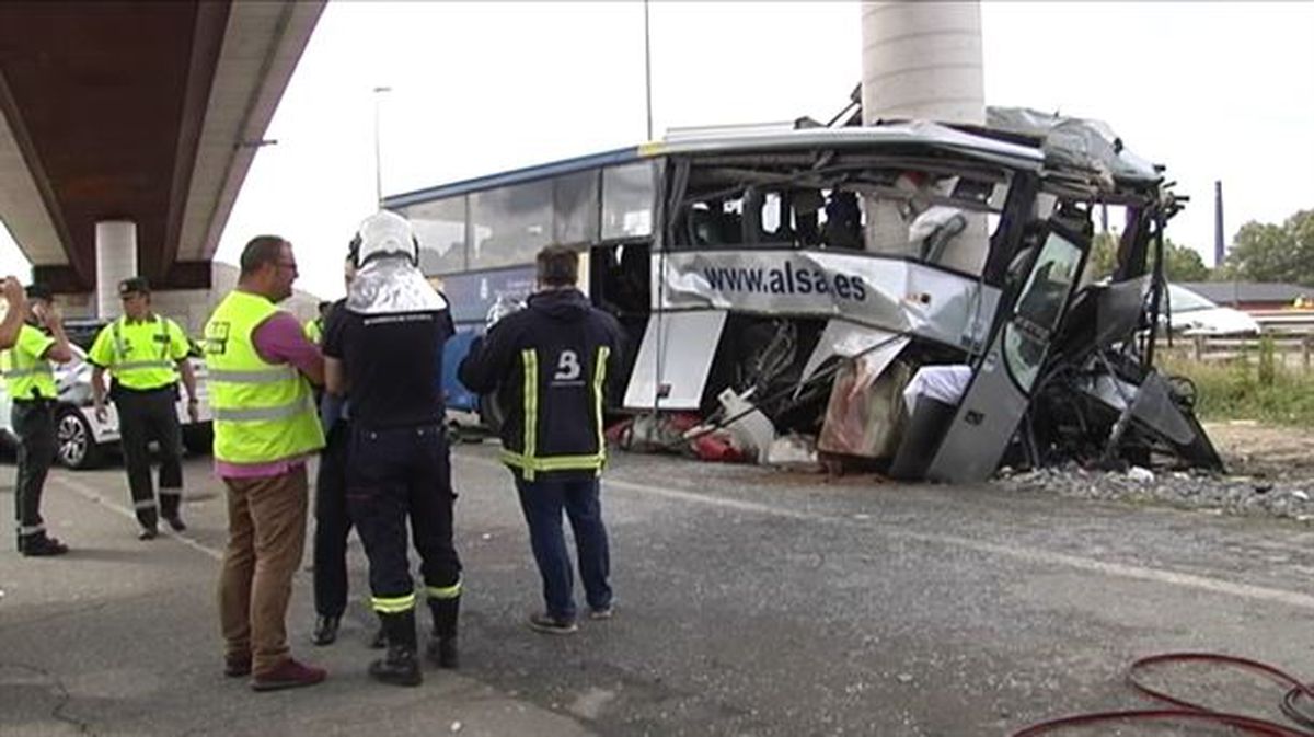 Autobusak zutabe baten aurka talka egin du. Argazkia. EFE