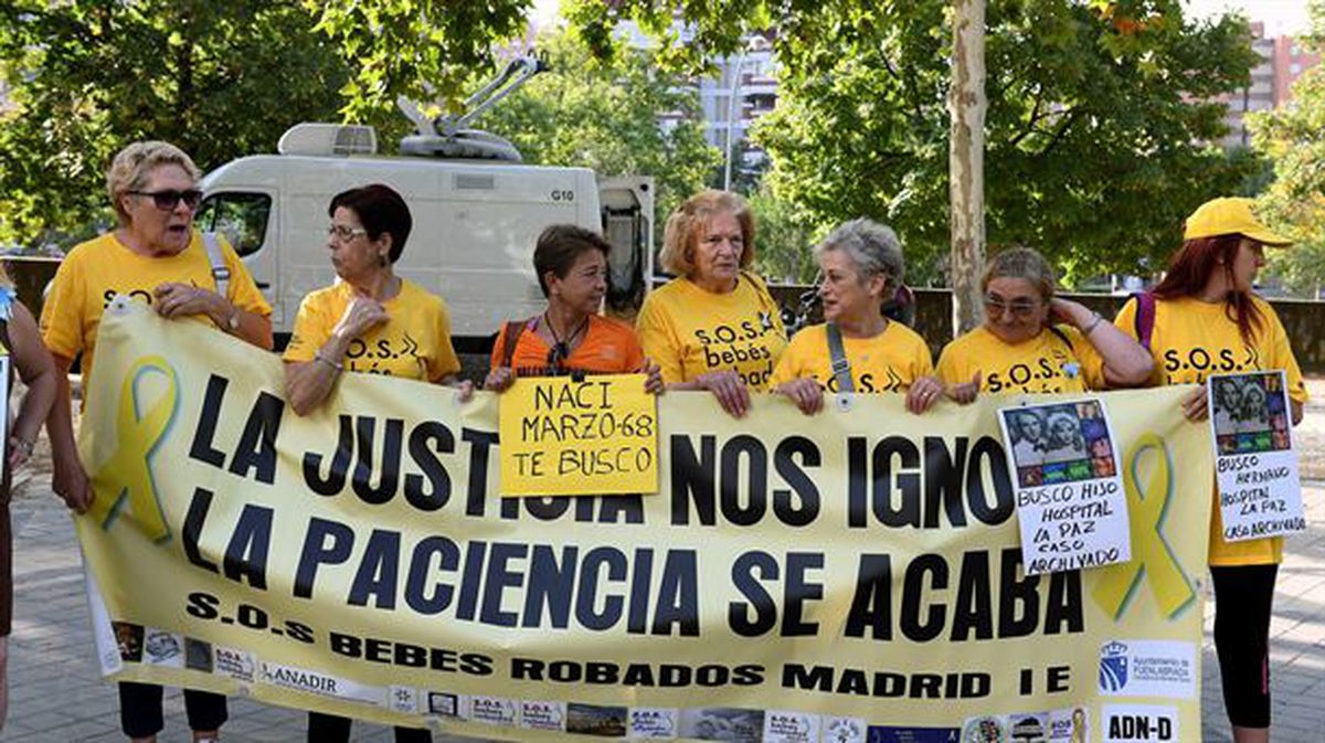Miembros de la asociación SOS Bebés Robados a las puertas de la Audiencia Provincial de Madrid. EFE