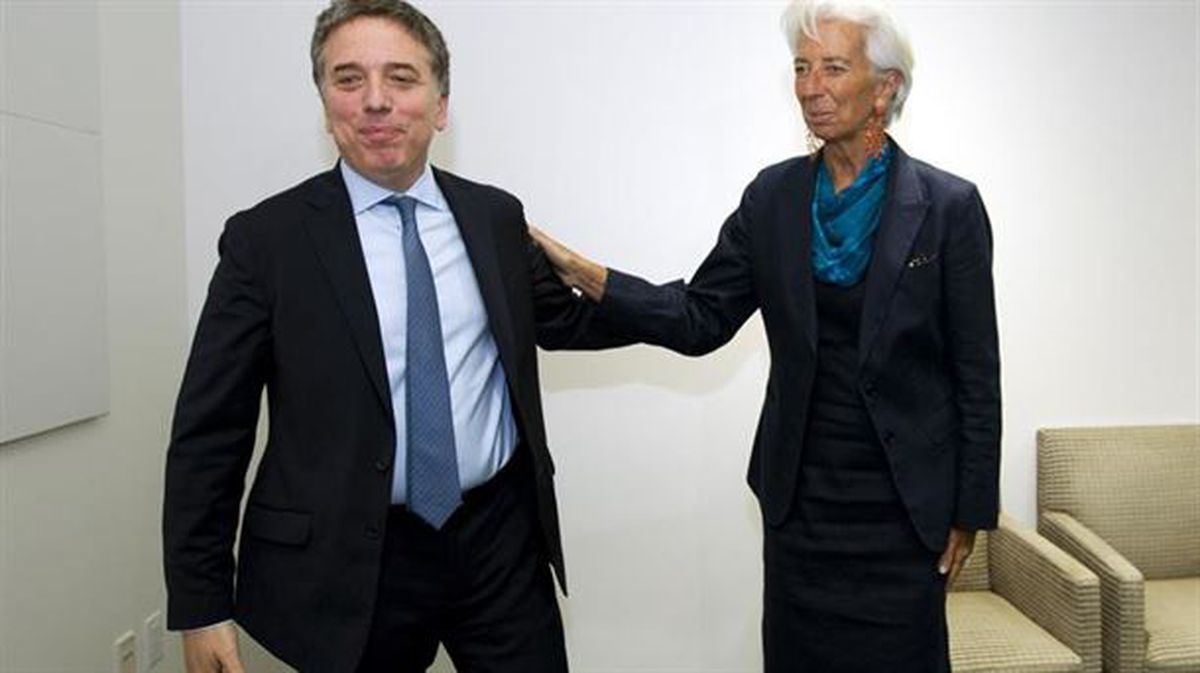 El ministro de Hacienda de Argentina y la directora del Fondo Monetario Internacional (FMI). EFE