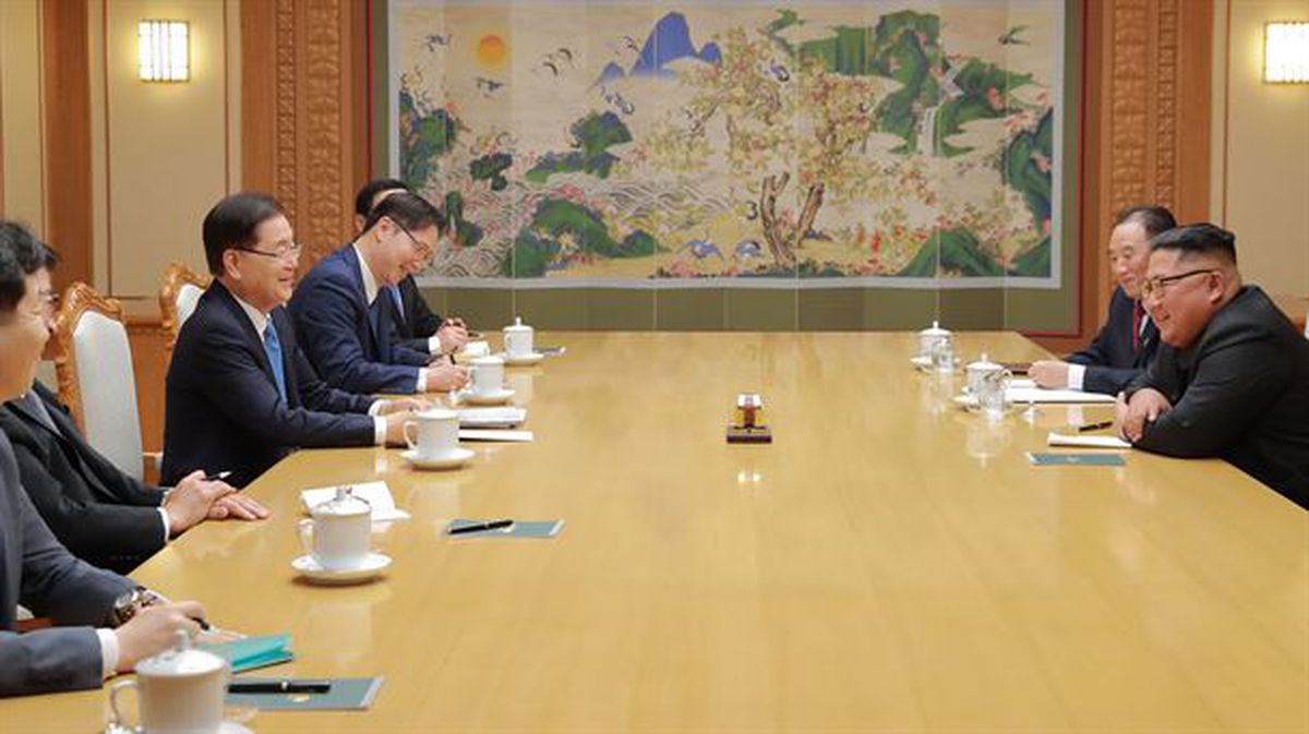 El líder norcoreano, Kim Jong-un, habla con Chung Eui-yong, de la delegación de Corea del Sur. EFE