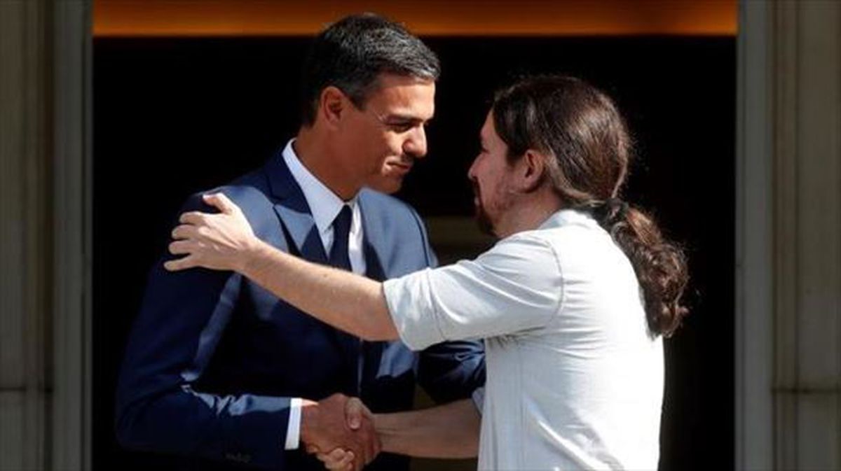 Pedro Sánchez recibe a Pablo Iglesias en Moncloa. Foto: EFE