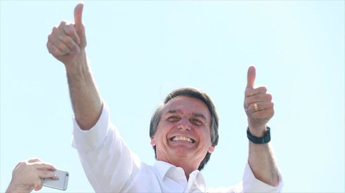 Inkestek Jair Bolsonaro hautagai ultraeskuindarra jotzen dute faborito