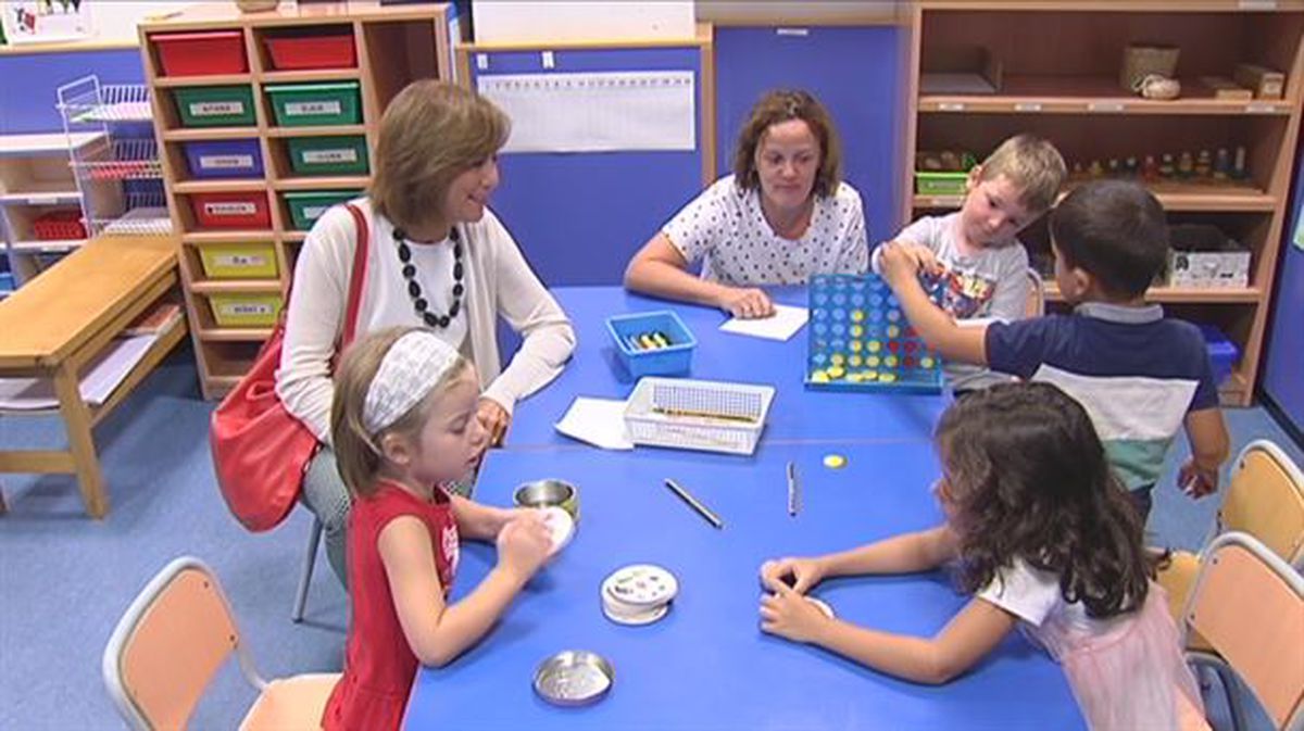 La consejera vasca de Educación, Cristina Uriarte, junto a los niños. EiTB