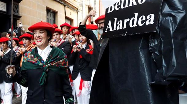 Jaizkibel konpainiak protesta eta irainen artean egin zuen desfilea.