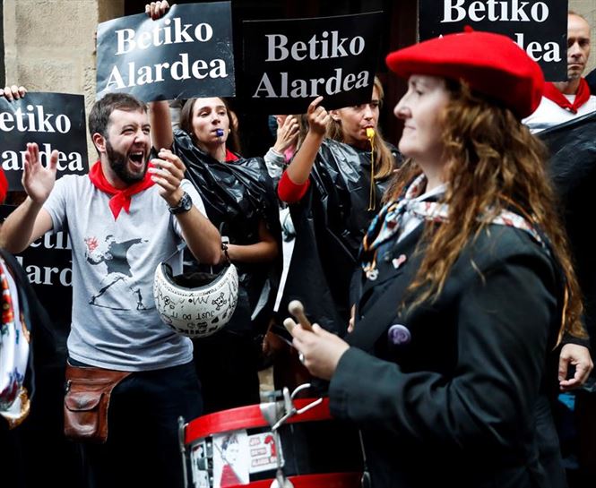 'Betiko'en protesta alarde parekidearen aurrean. Argazkia: Efe