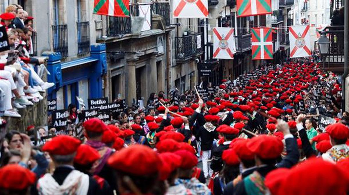 Desfile de la compañía Jaizkibel en el Alarde de Hondarribia. Foto de archivo: EFE