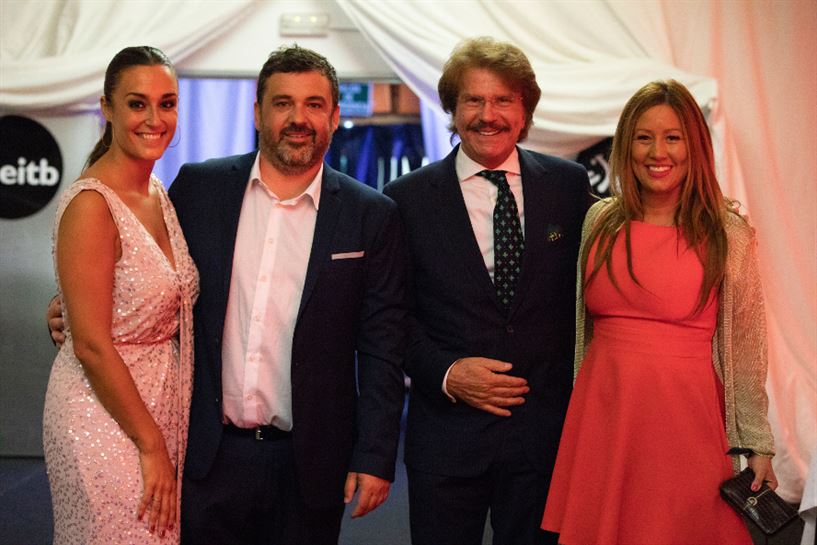 Ander González eta Gabriela Uriarte, 'Bigote' Arrocetekin.