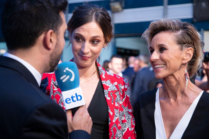 June Ansoleaga eta Ana Urrutia, 'Eguraldia' saioko aurkezleak.