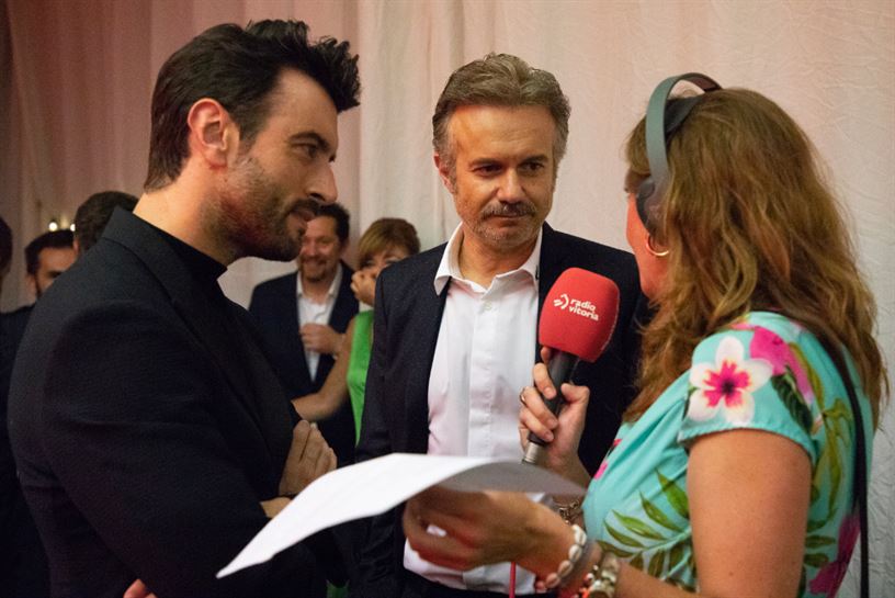 'Fariña' telesaileko aktoreak, Radio Vitoriako lankide batekin.