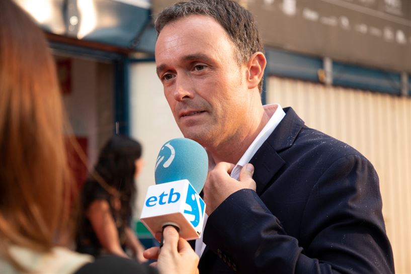 Mikel Ayestaran kazetaria, EiTB Saria jaso aurretik.