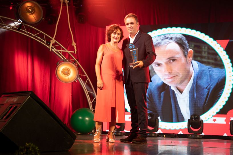 Mikel Ayestaran kazetaria, Maite Iturberekin, EiTB Saria jaso ondoren.