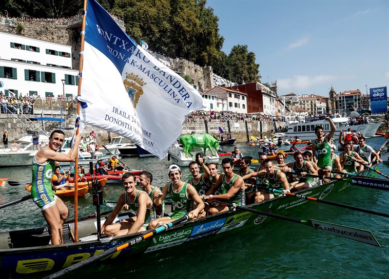 Jondarribia, Kontxako Bandera jaso ostean. Argazkia: EFE