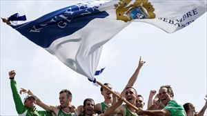Hondarribia, Kontxako Bandera astintzen. Argazkia. EFE