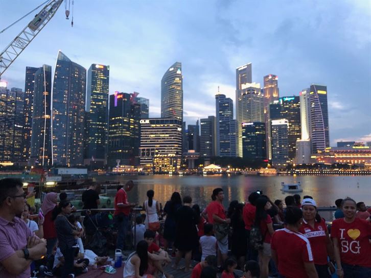 Skyline de Singapur en el día de la celebración del 53 aniversario de la independencia de Singapur 
