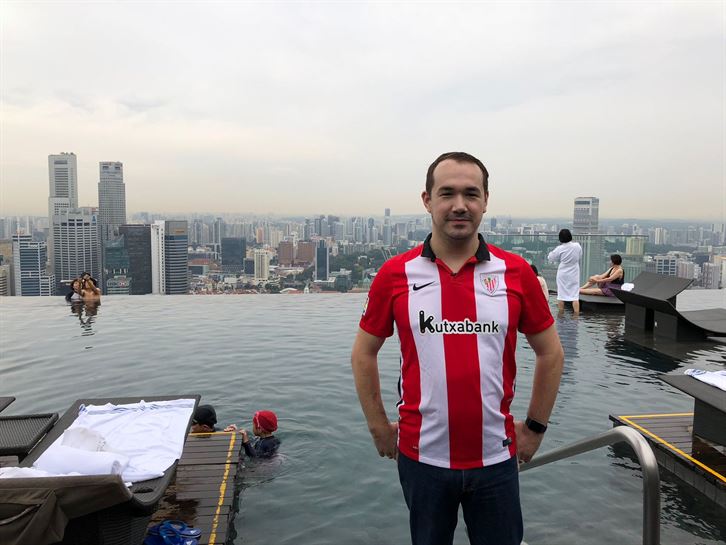 Alberto es de Bilbao y nos llevó a ver la piscina más alta del mundo