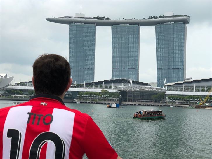 Alberto, de BIlbao, contemplando la escultura del Merlion