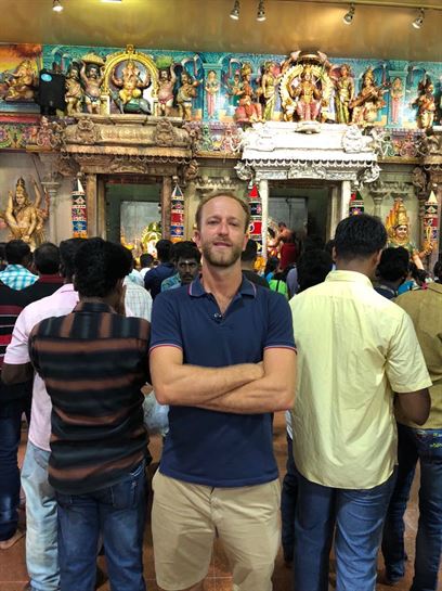 Gonzalo ante el templo Sri Veeramakaliamman