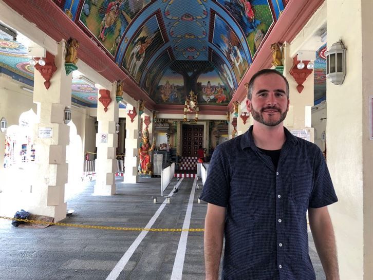 Koldo nos llevó al templo Hindú Sri Mariamman, el más antiguo de Singapur